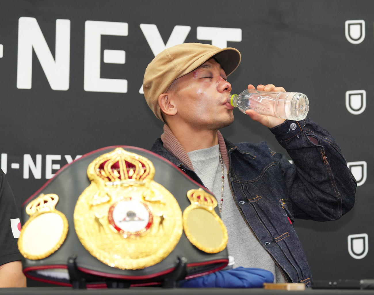 一夜明け会見中、痛み止め薬を服用する堤（撮影・足立雅史）