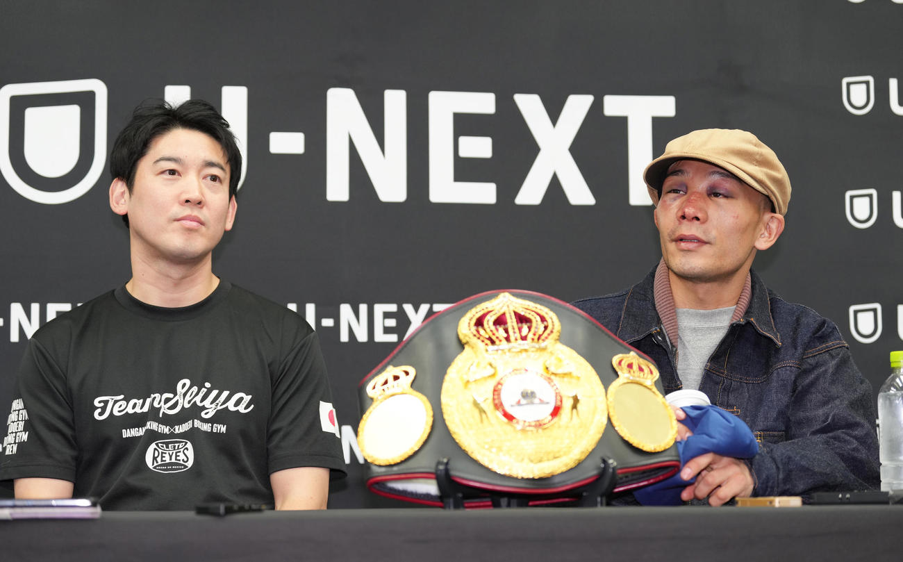 一夜明け、会見に臨む堤（右）と石原トレーナー（撮影・足立雅史）