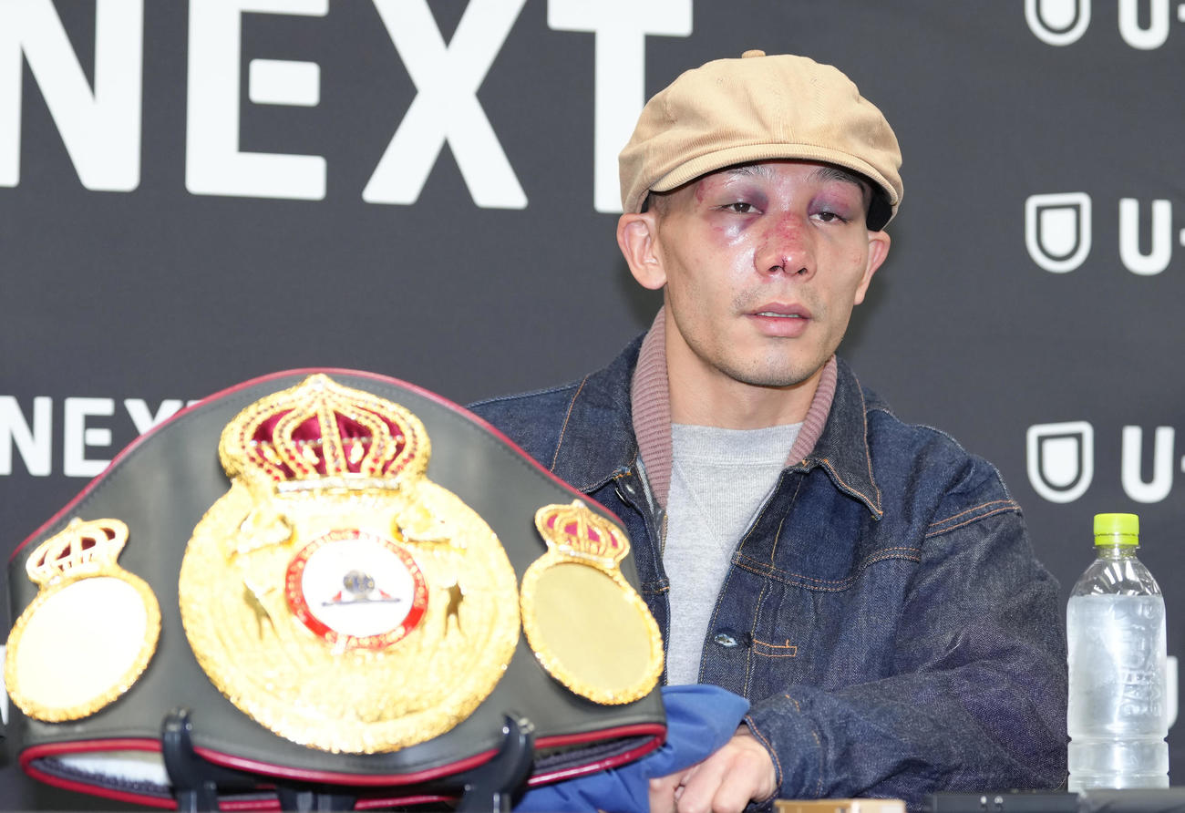 一夜明け、痛々しい顔で試合を振り返る堤（撮影・足立雅史）