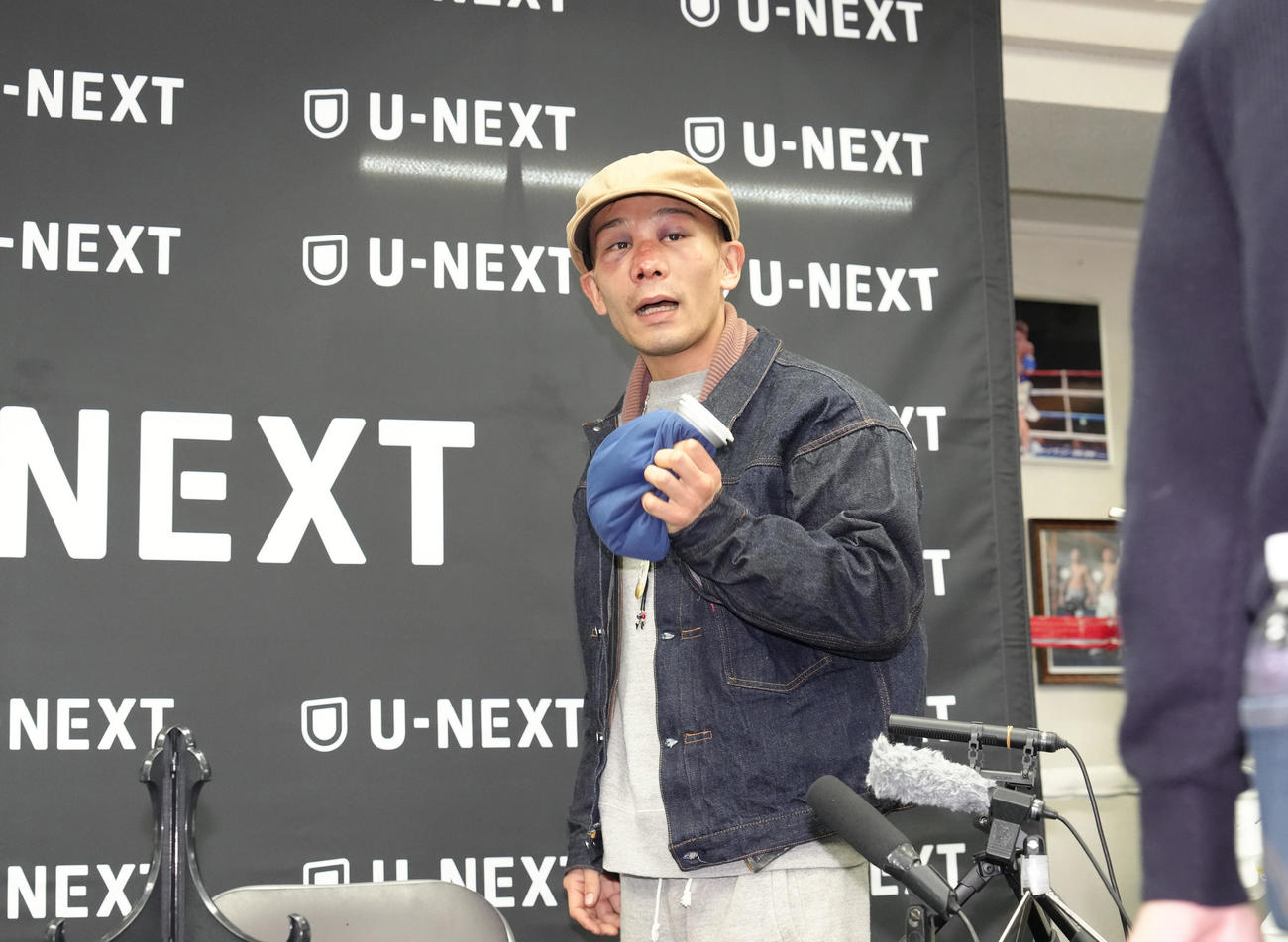一夜明け、氷のうを手に会見に臨む堤（撮影・足立雅史）
