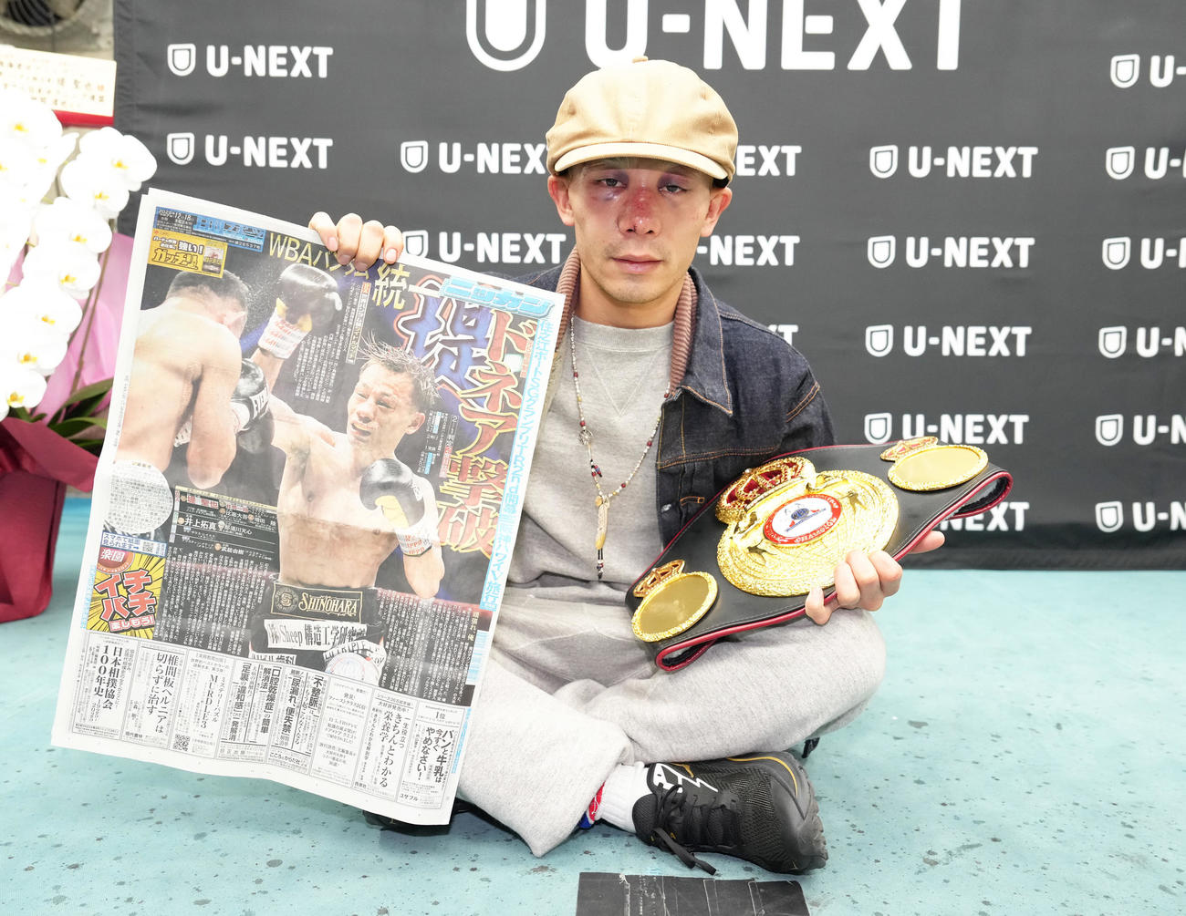 一夜明け、本紙を手にする堤（撮影・足立雅史）