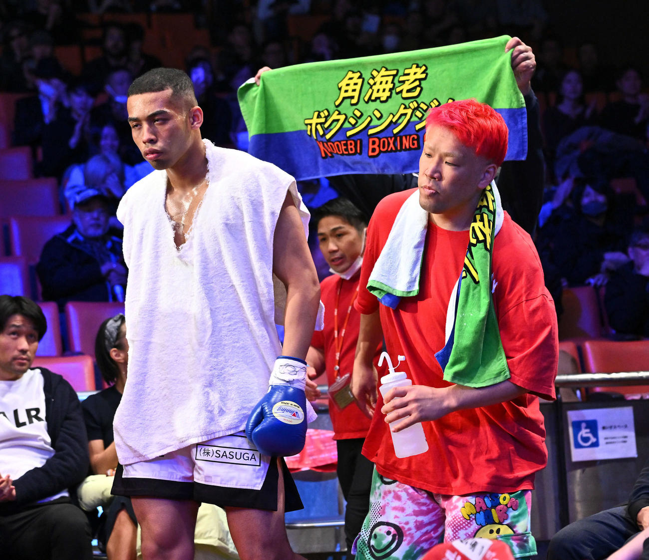 藤本トレーナー（右）と入場する大沼（撮影・滝沢徹郎）