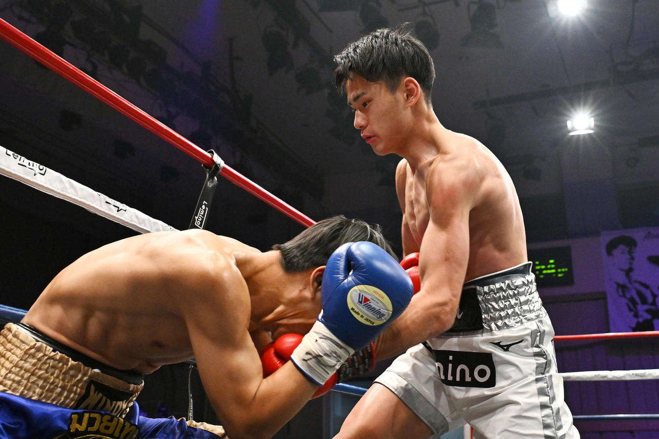1回、坂井（右）はブーンルエン・ファヨンにパンチを打ち込む（撮影・滝沢徹郎）