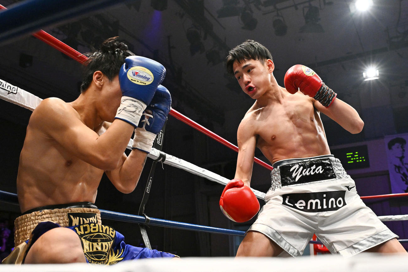 1回、坂井（右）はブーンルエン・ファヨンからダウンを奪いTKO勝ちする（撮影・滝沢徹郎）