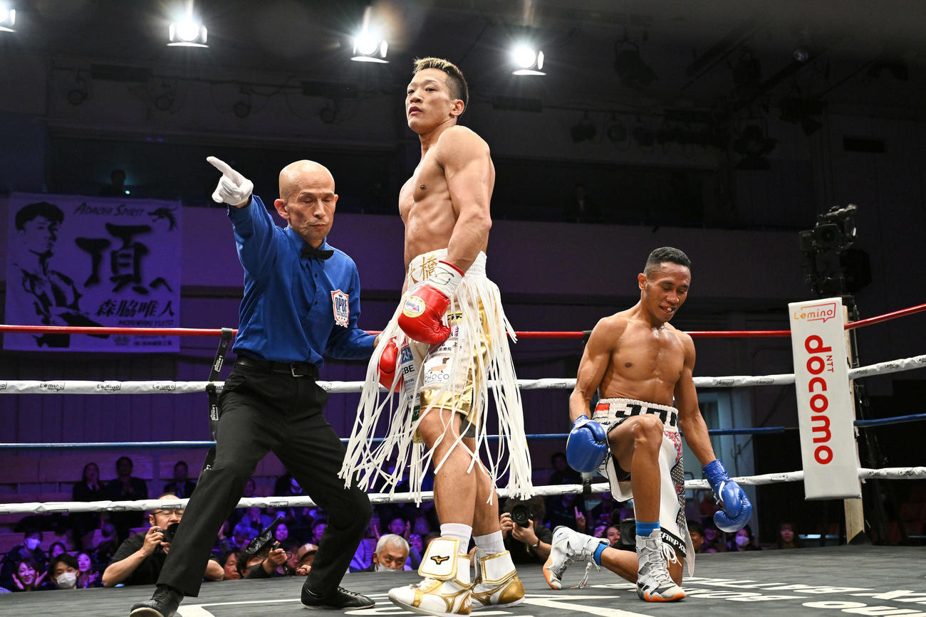 4回、中嶋（左）はジョンジョン・ジエットからダウンを奪いKO勝ちする（撮影・滝沢徹郎）