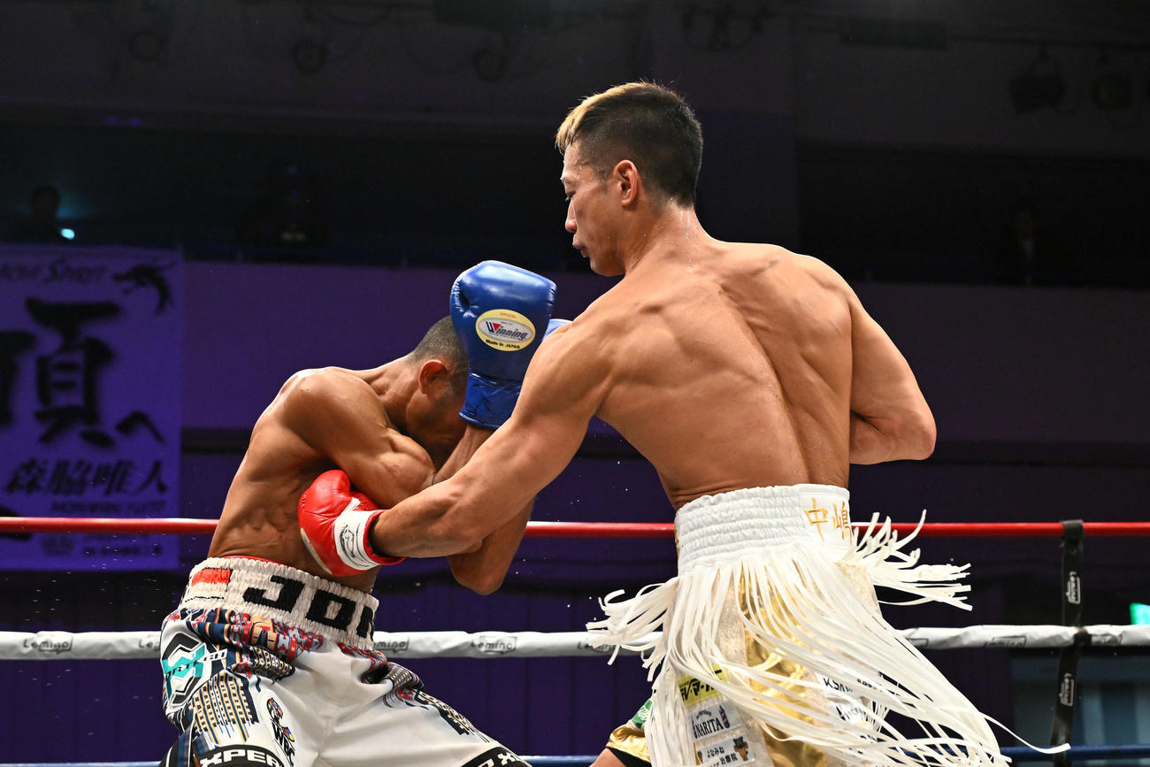 4回、中嶋（右）はジョンジョン・ジエットにパンチを打ち込む（撮影・滝沢徹郎）