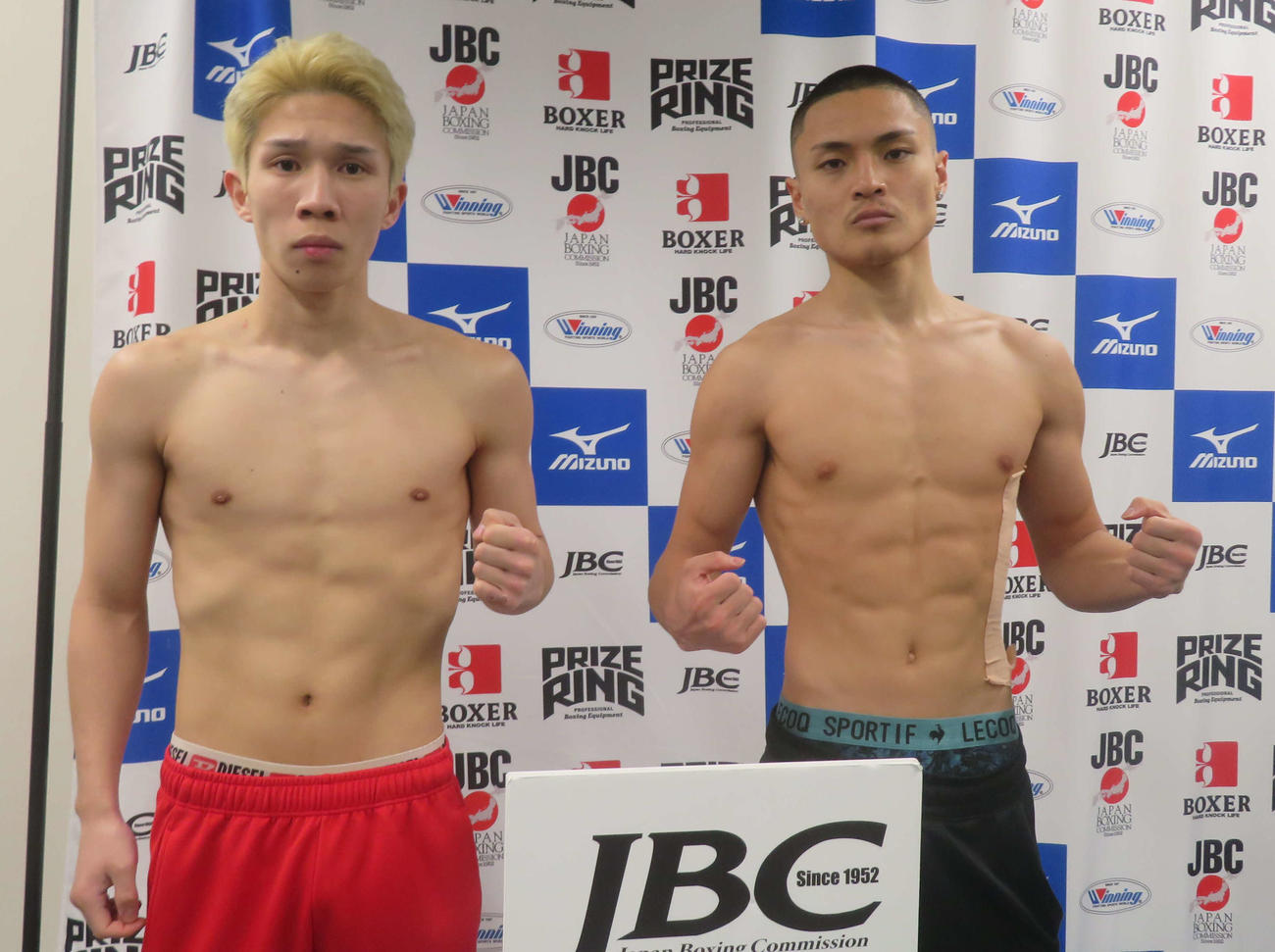 全日本新人王決勝の前日計量をパスしたスーパーフライ級の布袋聖侑（左）と松尾タンク拓海