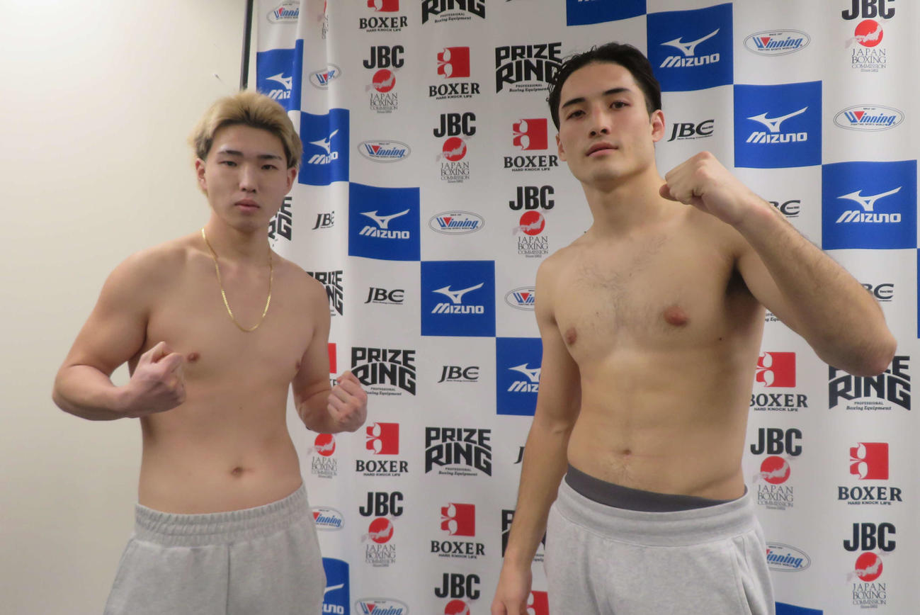 全日本新人王決勝の計量をパスしたミドル級の佐々木革（左）とテイラー海