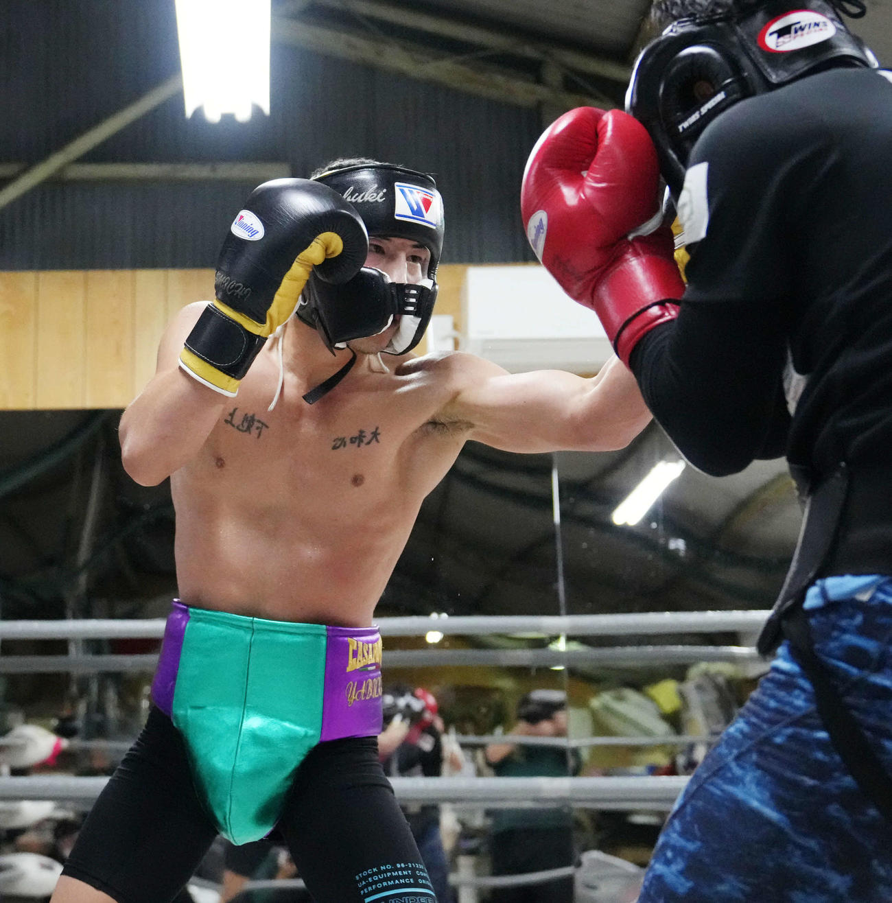 矢吹（左）はタノンサックを相手に公開スパーリングを行う（撮影・森本幸一）