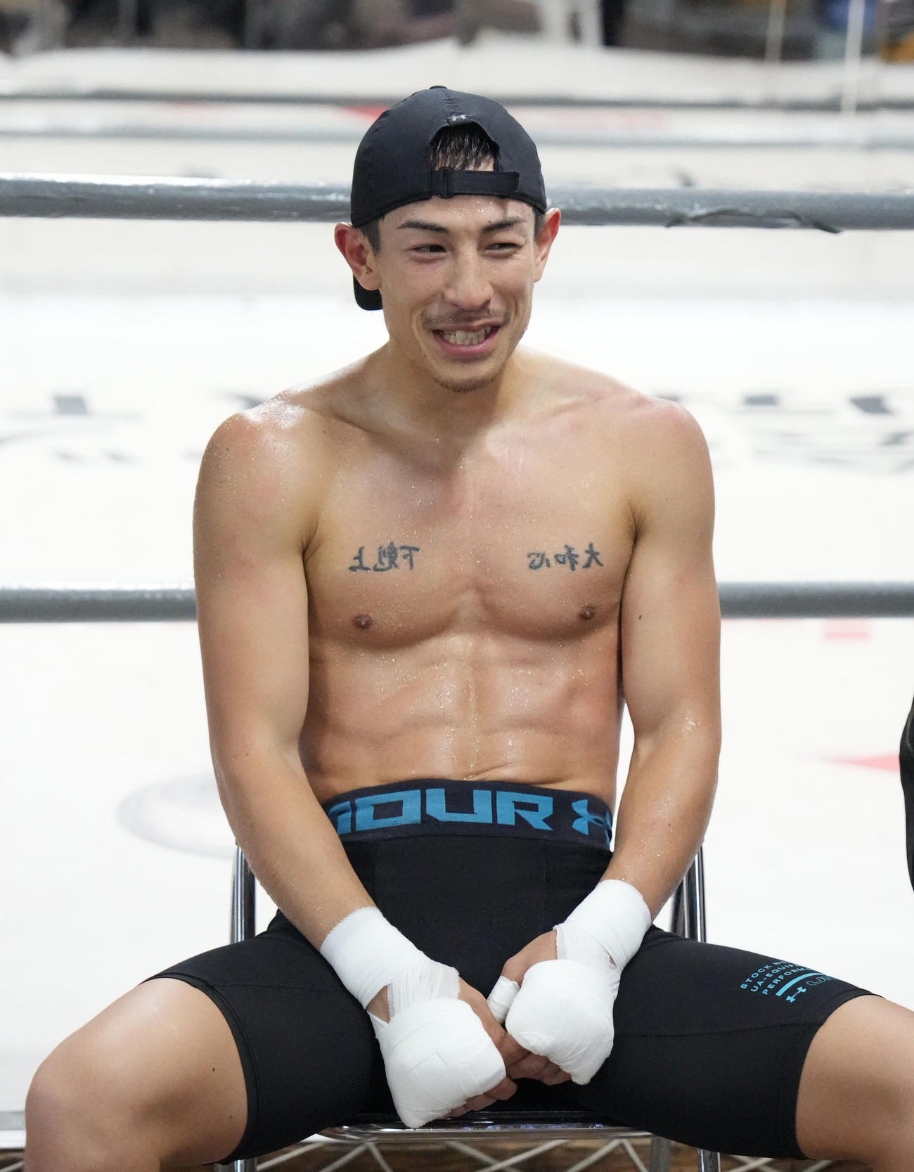 公開練習後、取材に応じる矢吹（撮影・森本幸一）