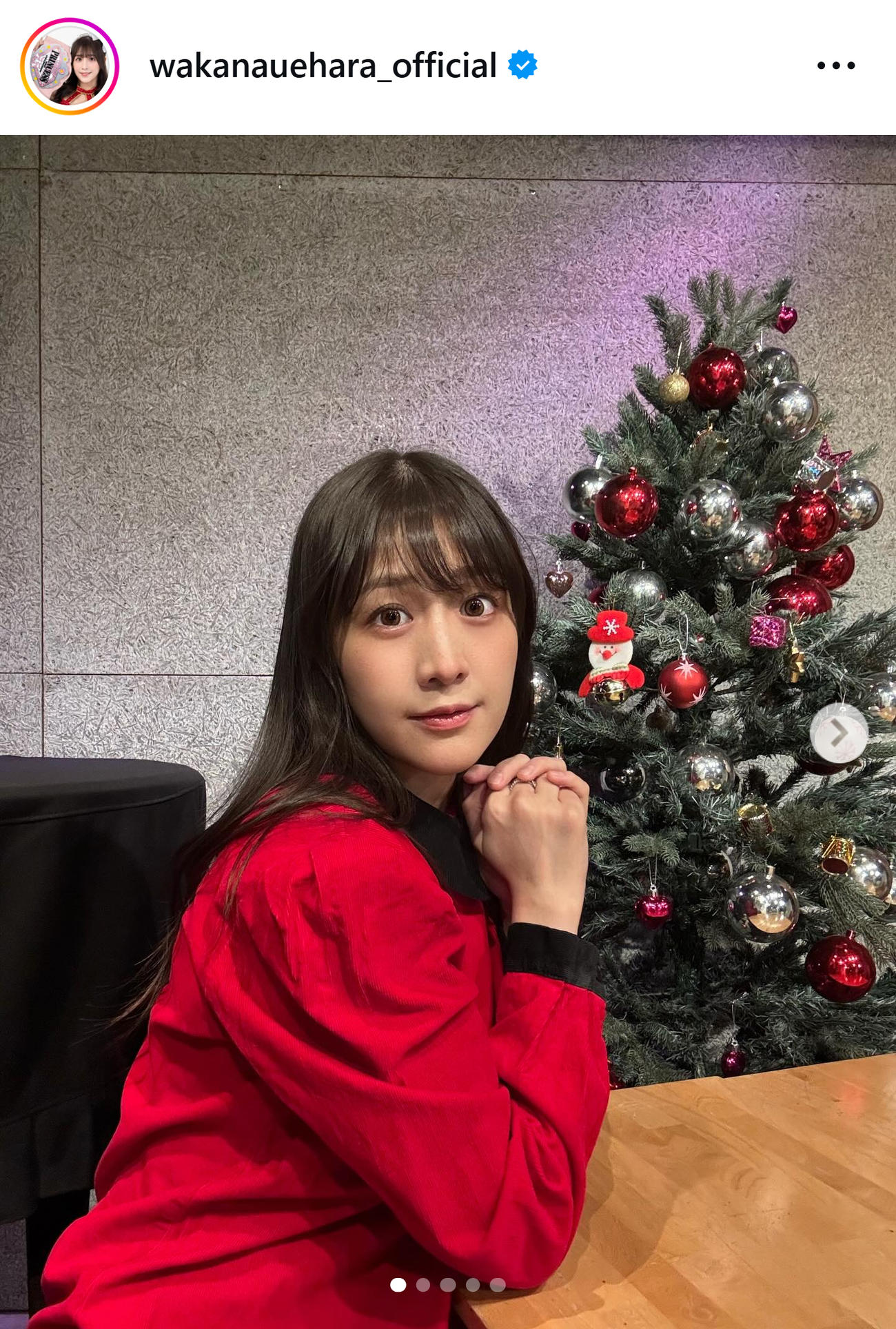 真っ赤なワンピース姿の上原わかな（上原わかなのインスタグラムから）