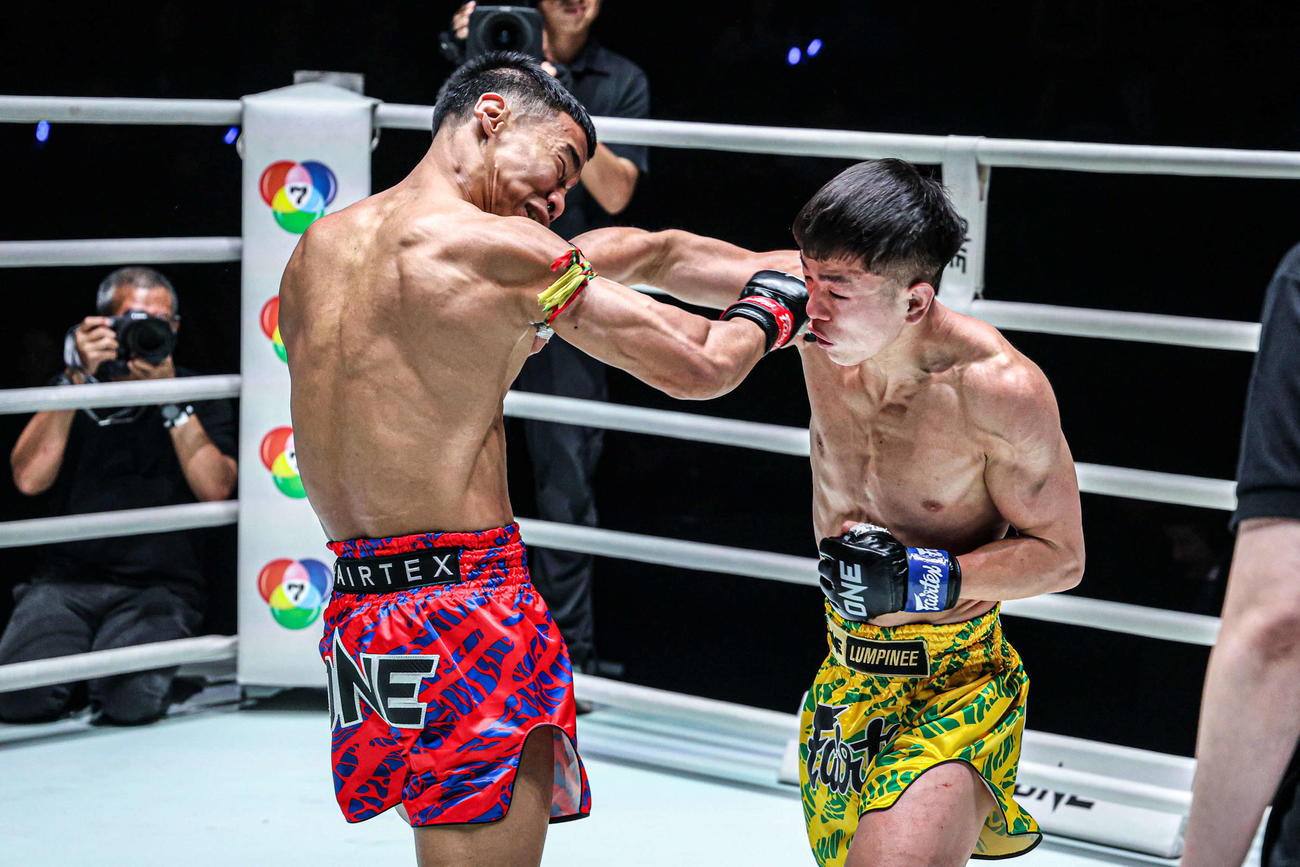 強烈な右パンチをたたき込む奥脇竜哉（C）ONE Championship