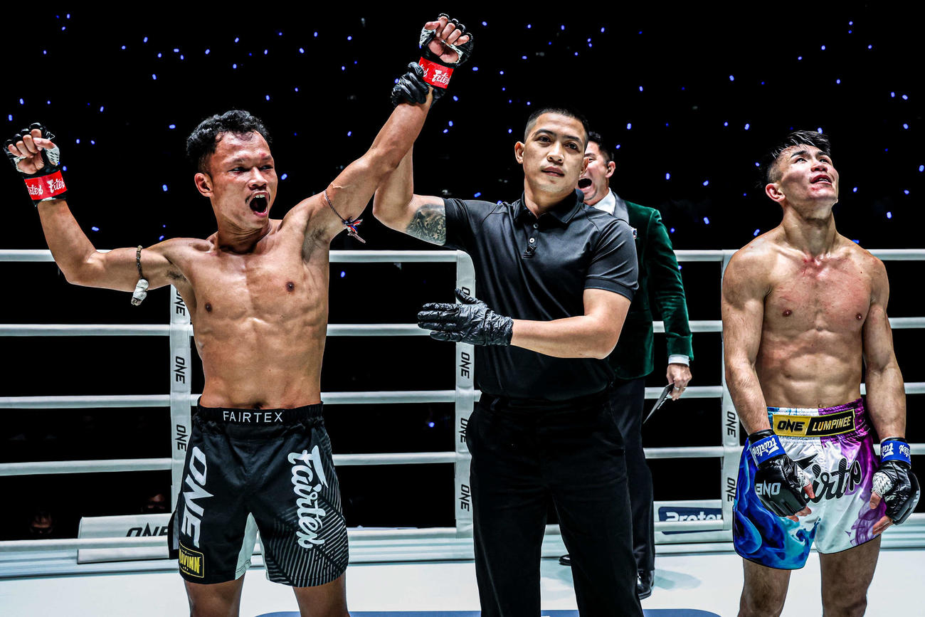 判定で敗れた品川朝陽（右）（C）ONE Championship
