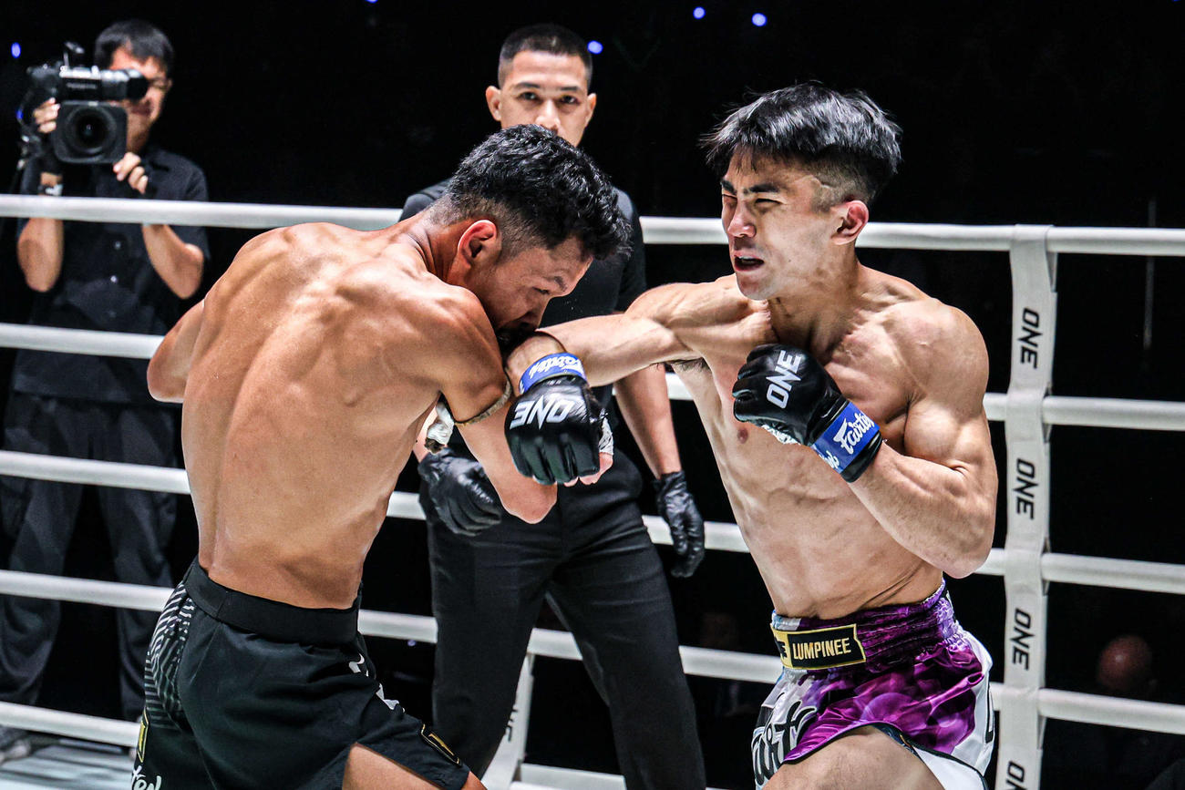 強烈なパンチをたたきこむ品川朝陽（右）（C）ONE Championship