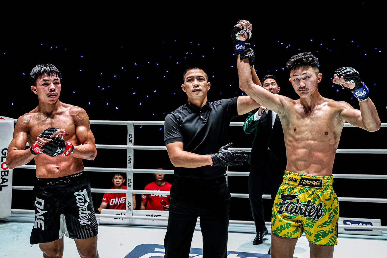 判定勝利した吉成士門（右）（C）ONE Championship