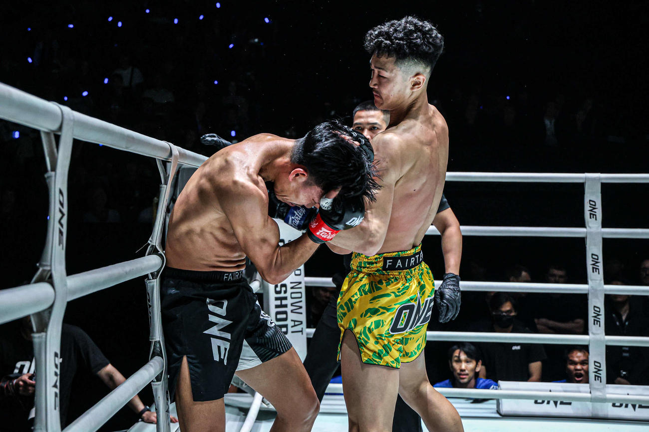 強烈な左パンチをねじ込む吉成士門（C）ONE Championship