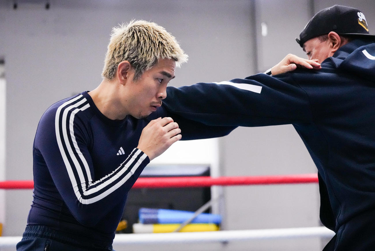 公開練習で汗を流す井岡。右はサラスコーチ（撮影・鈴木みどり）