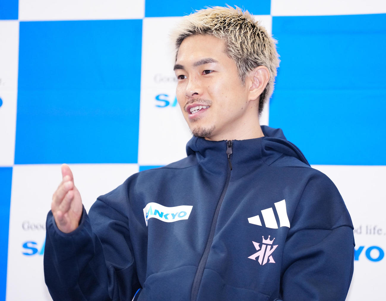 公開練習前の会見に臨む井岡（撮影・鈴木みどり）