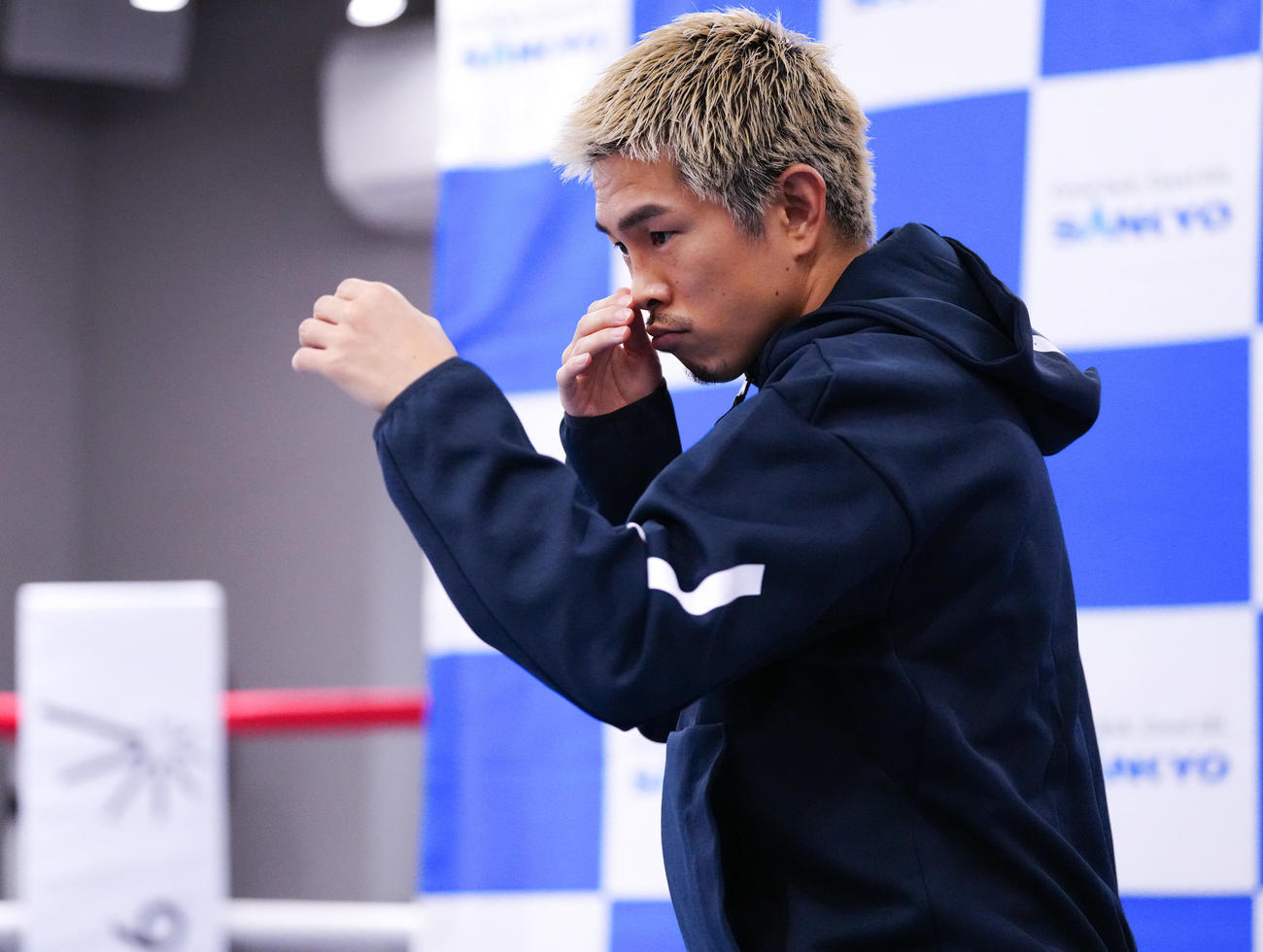 公開練習で汗を流す井岡（撮影・鈴木みどり）