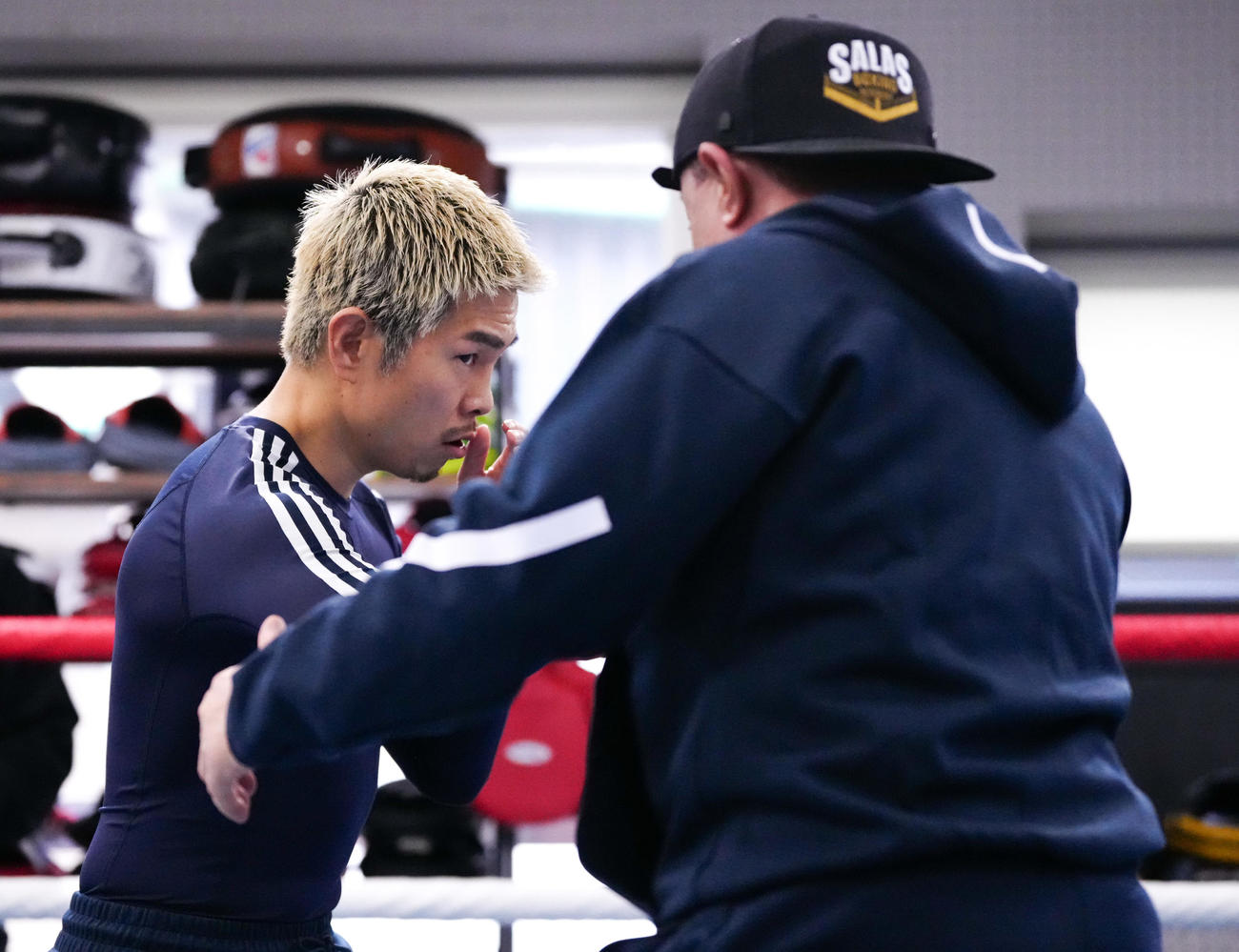 公開練習で汗を流す井岡。右はサラスコーチ（撮影・鈴木みどり）