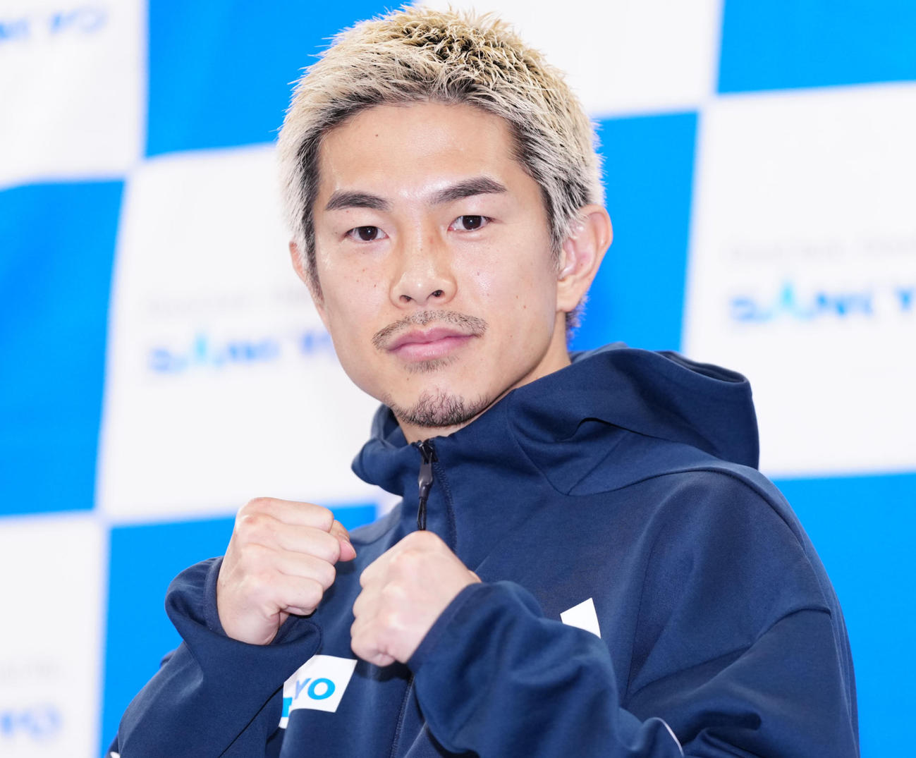 公開練習前にポーズを取る井岡（撮影・鈴木みどり）