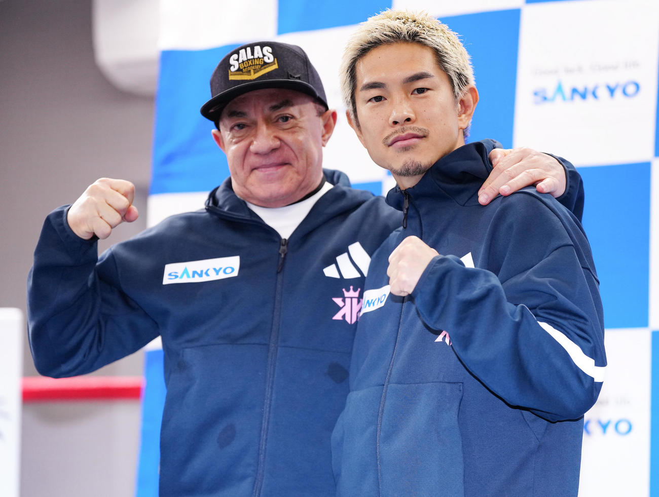 サラストレーナー（左）と笑顔で肩を組む井岡（撮影・鈴木みどり）