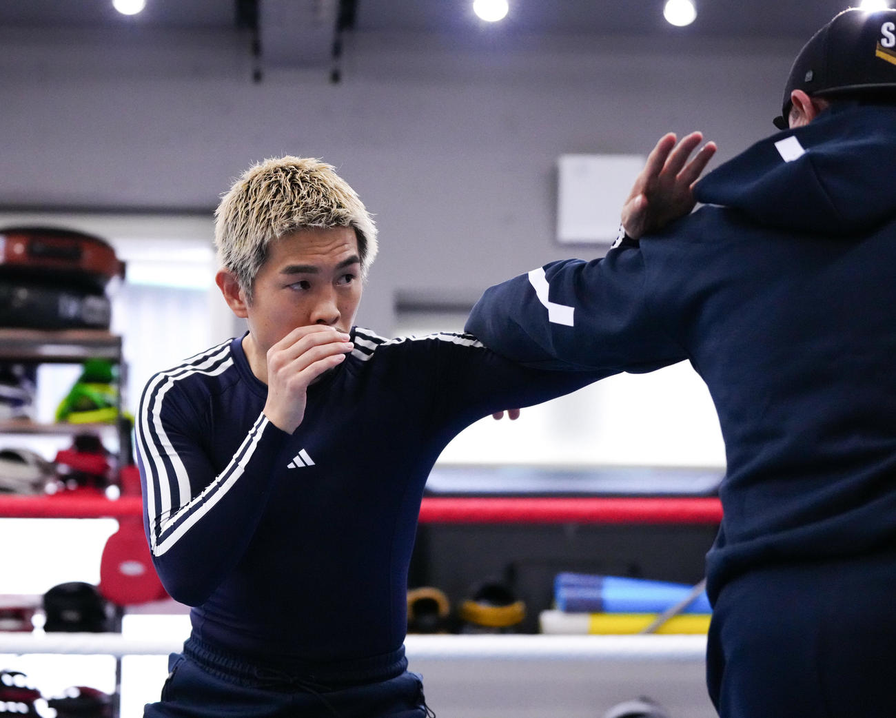 公開練習で汗を流す井岡。右はサラスコーチ（撮影・鈴木みどり）