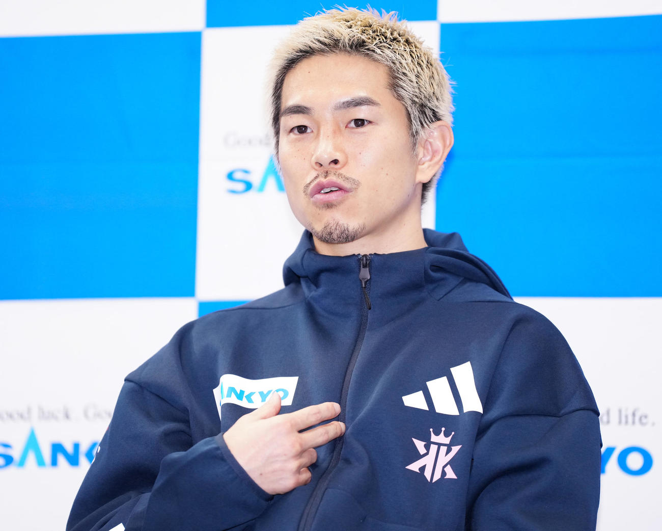 公開練習前の会見に臨む井岡（撮影・鈴木みどり）
