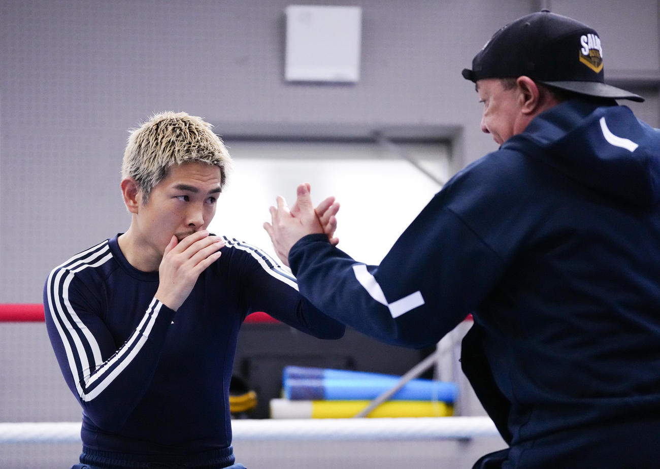 公開練習で汗を流す井岡。右はサラスコーチ（撮影・鈴木みどり）