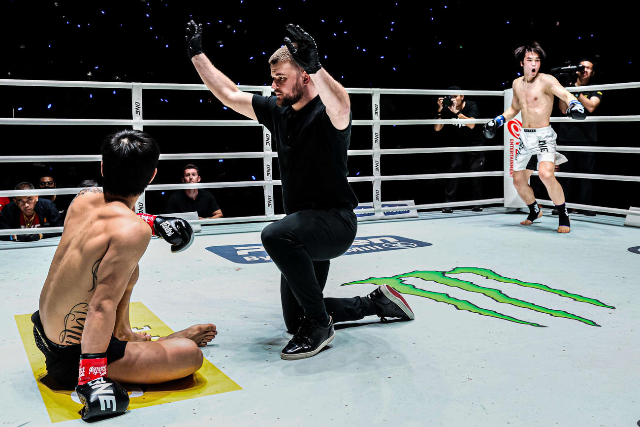 座り込んだまま動けずTKO負けとなったタワンチャイ（C）ONE Championship