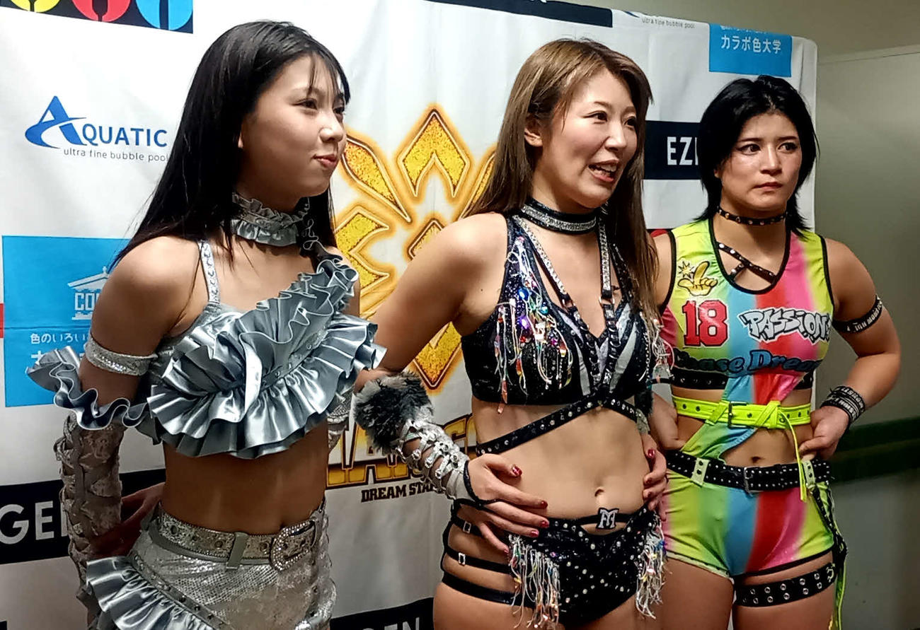 ワールド王座前哨戦に勝利した桜井麻衣と心希（左）山岡聖怜（右）