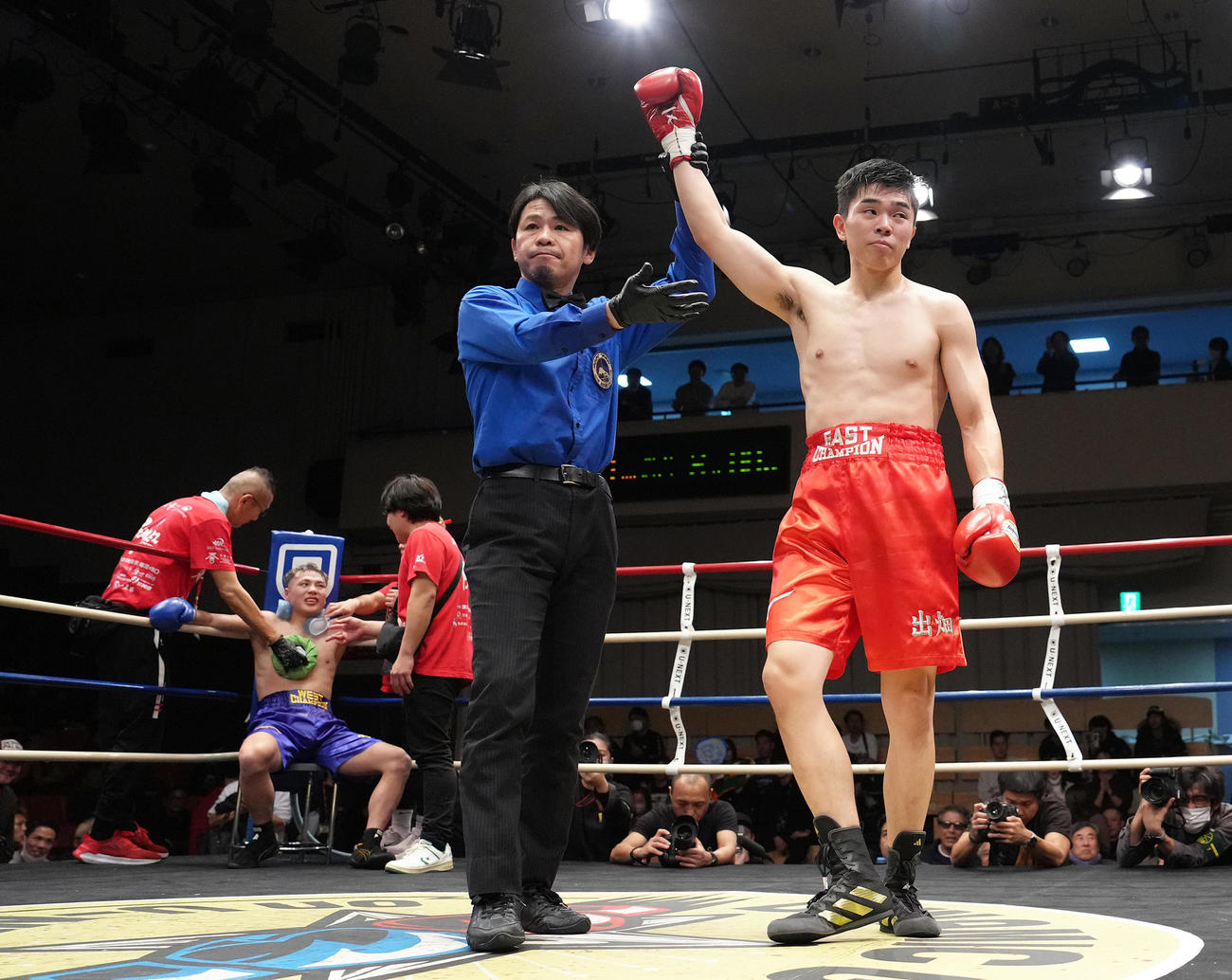 全日本新人王決定戦　ライト級5回戦　2回、出畑は守屋をTKOで破る（撮影・足立雅史）