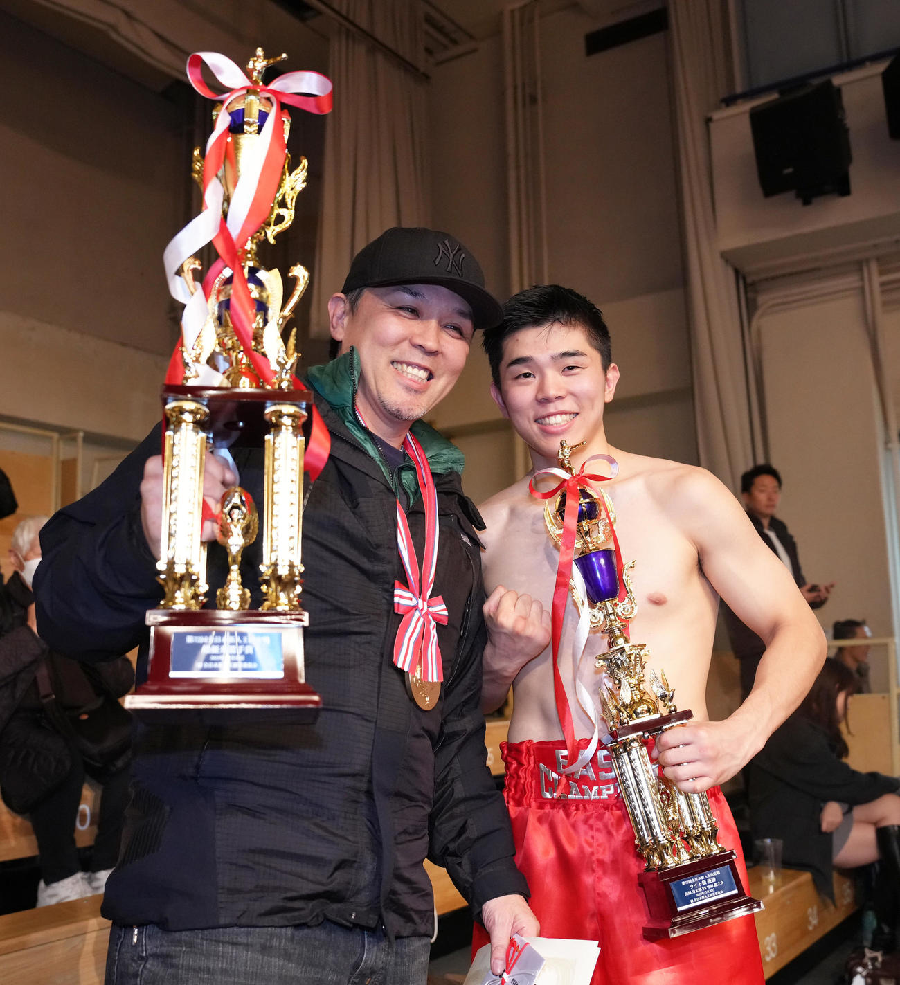 MVPに輝いたライト級の出畑（右）は父・力也さんと笑顔を見せる（撮影・足立雅史）