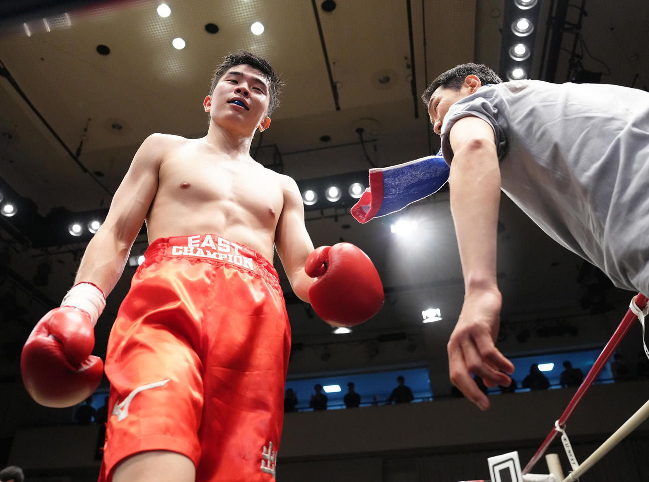全日本新人王決定戦　ライト級5回戦　2回、出畑は守屋をTKOで破り笑顔を見せる（撮影・足立雅史）