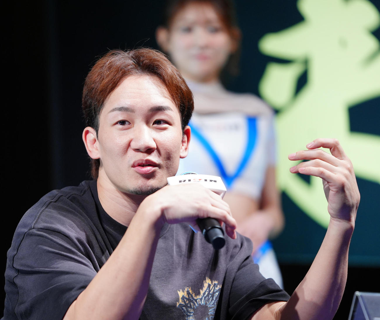 RIZIN「師走の超強者祭り」フェザー級タイトルマッチ調印式・公開練習で記者の質問に答える朝倉未（撮影・垰建太）