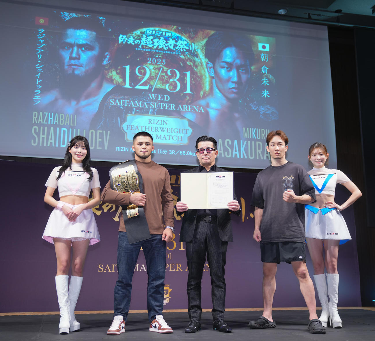 RIZIN「師走の超強者祭り」フェザー級タイトルマッチ調印式・公開練習を終えフォトセッションに納まる榊原CEO（中央）、シェイドゥラエフ（同左）、朝倉未（同右）（撮影・垰建太）