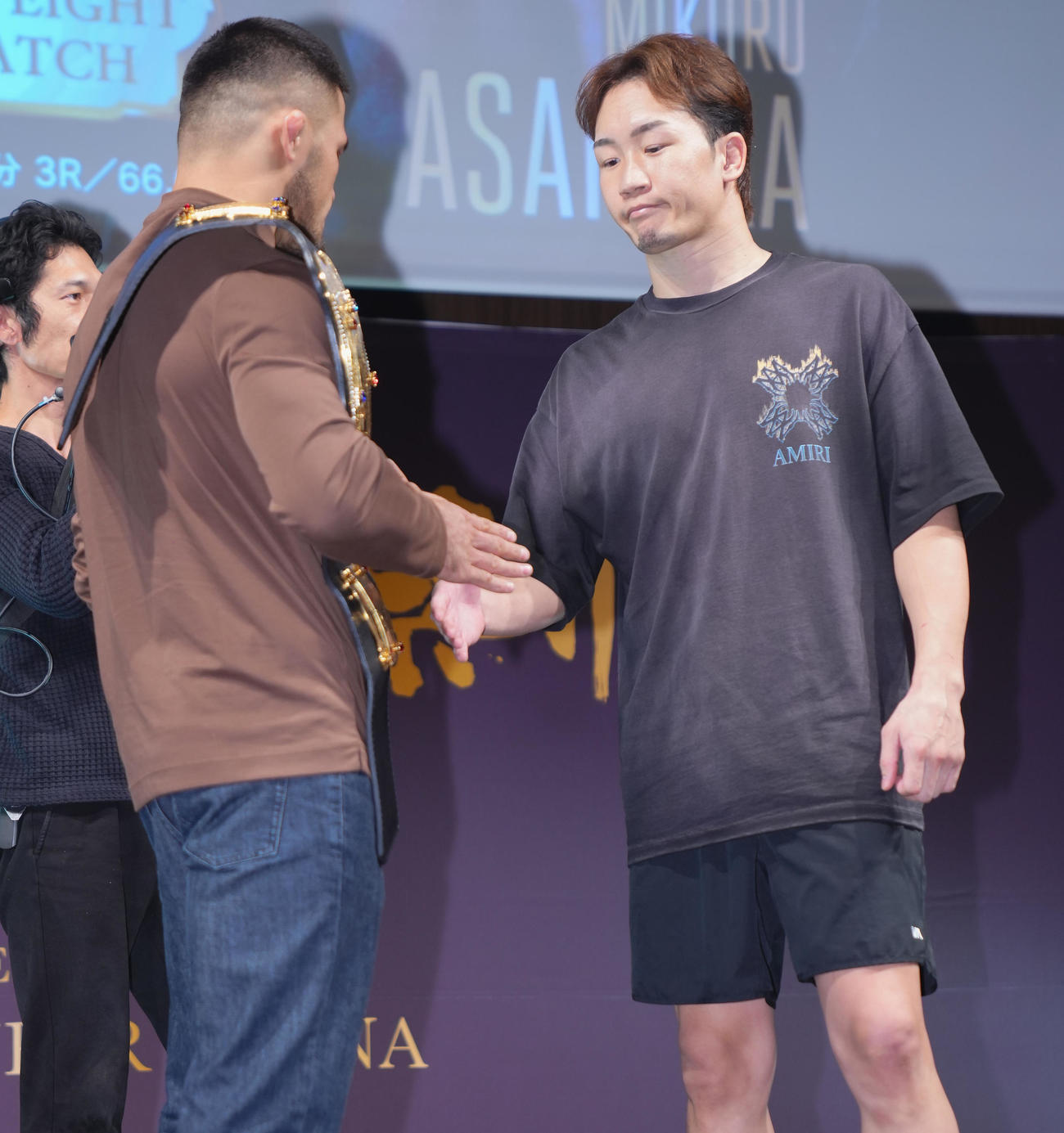 RIZIN「師走の超強者祭り」フェザー級タイトルマッチ調印式・公開練習を終え握手を交わすシェイドゥラエフ（左）と朝倉未（撮影・垰建太）