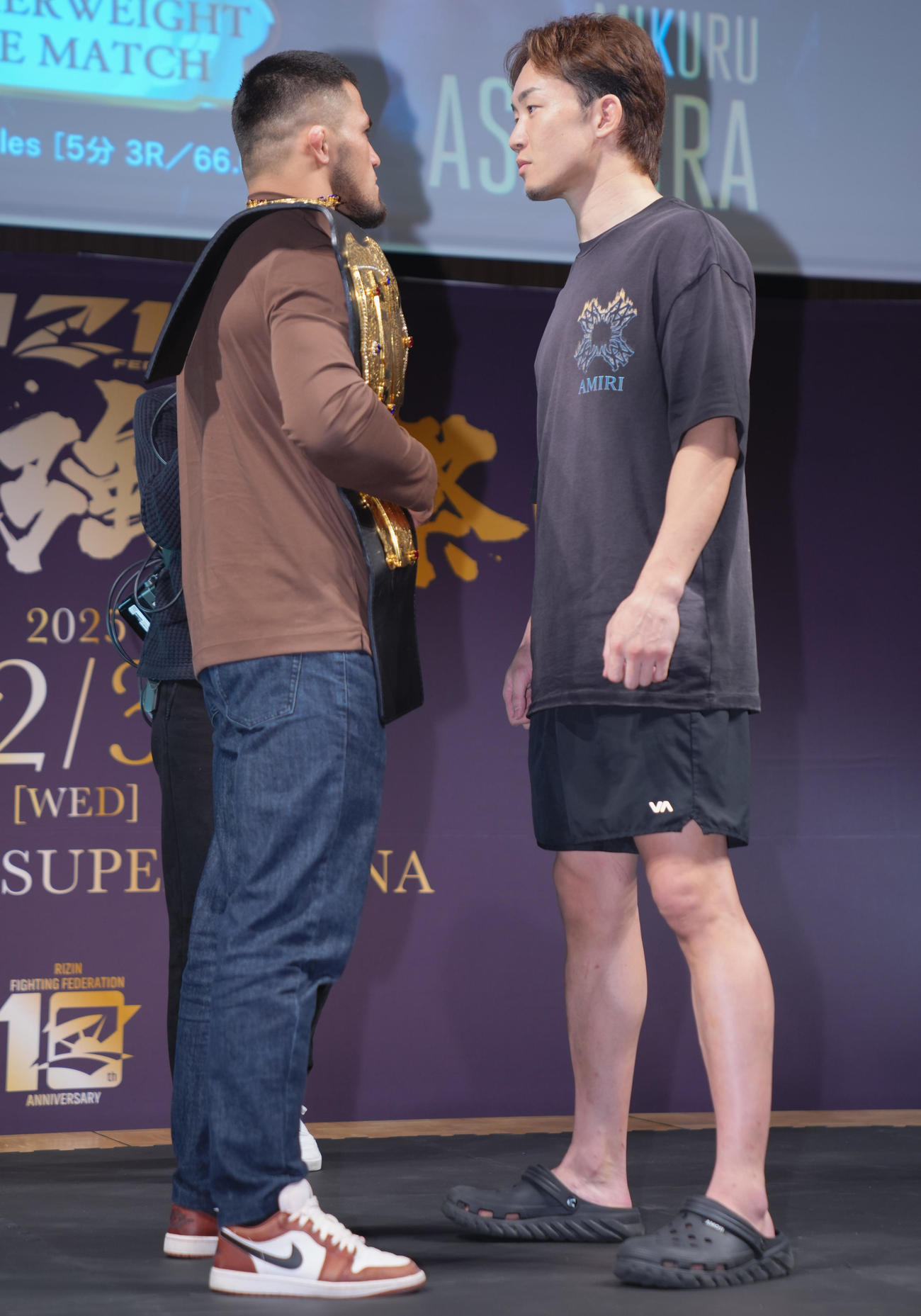 RIZIN「師走の超強者祭り」フェザー級タイトルマッチ調印式・公開練習を終えフェイスオフを行うシェイドゥラエフ（左）と朝倉未（撮影・垰建太）