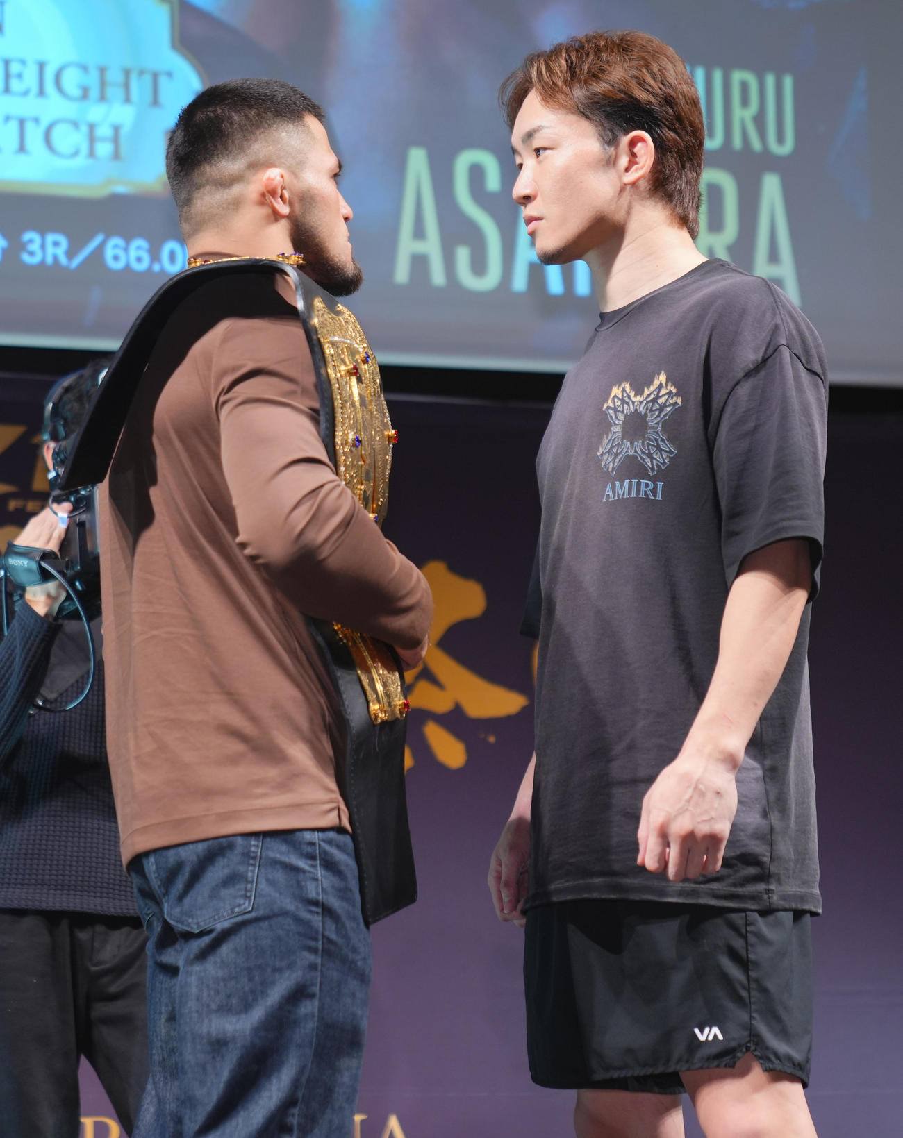 RIZIN「師走の超強者祭り」フェザー級タイトルマッチ調印式・公開練習を終えフェイスオフを行うシェイドゥラエフ（左）と朝倉未（撮影・垰建太）