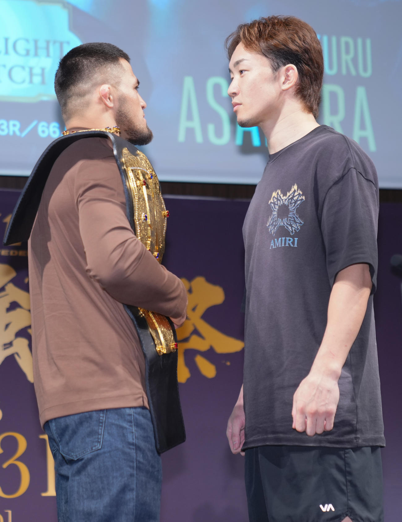 RIZIN「師走の超強者祭り」フェザー級タイトルマッチ調印式・公開練習を終えフェイスオフを行うシェイドゥラエフ（左）と朝倉未来（撮影・垰建太）