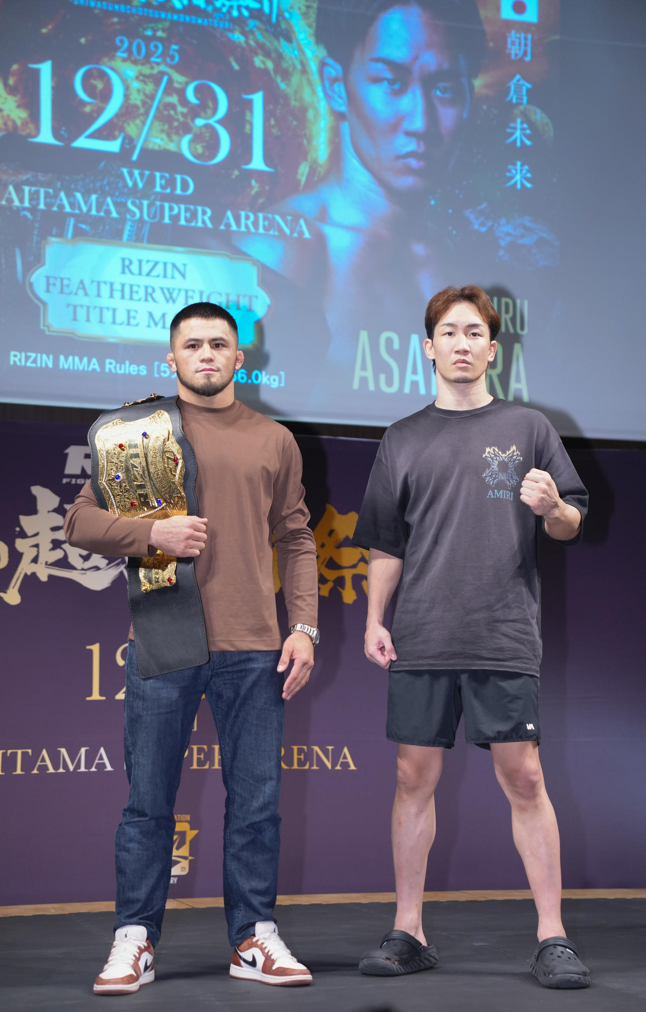 RIZIN「師走の超強者祭り」フェザー級タイトルマッチ調印式・公開練習を終えフォトセッションに納まるシェイドゥラエフ（左）と朝倉未（撮影・垰建太）