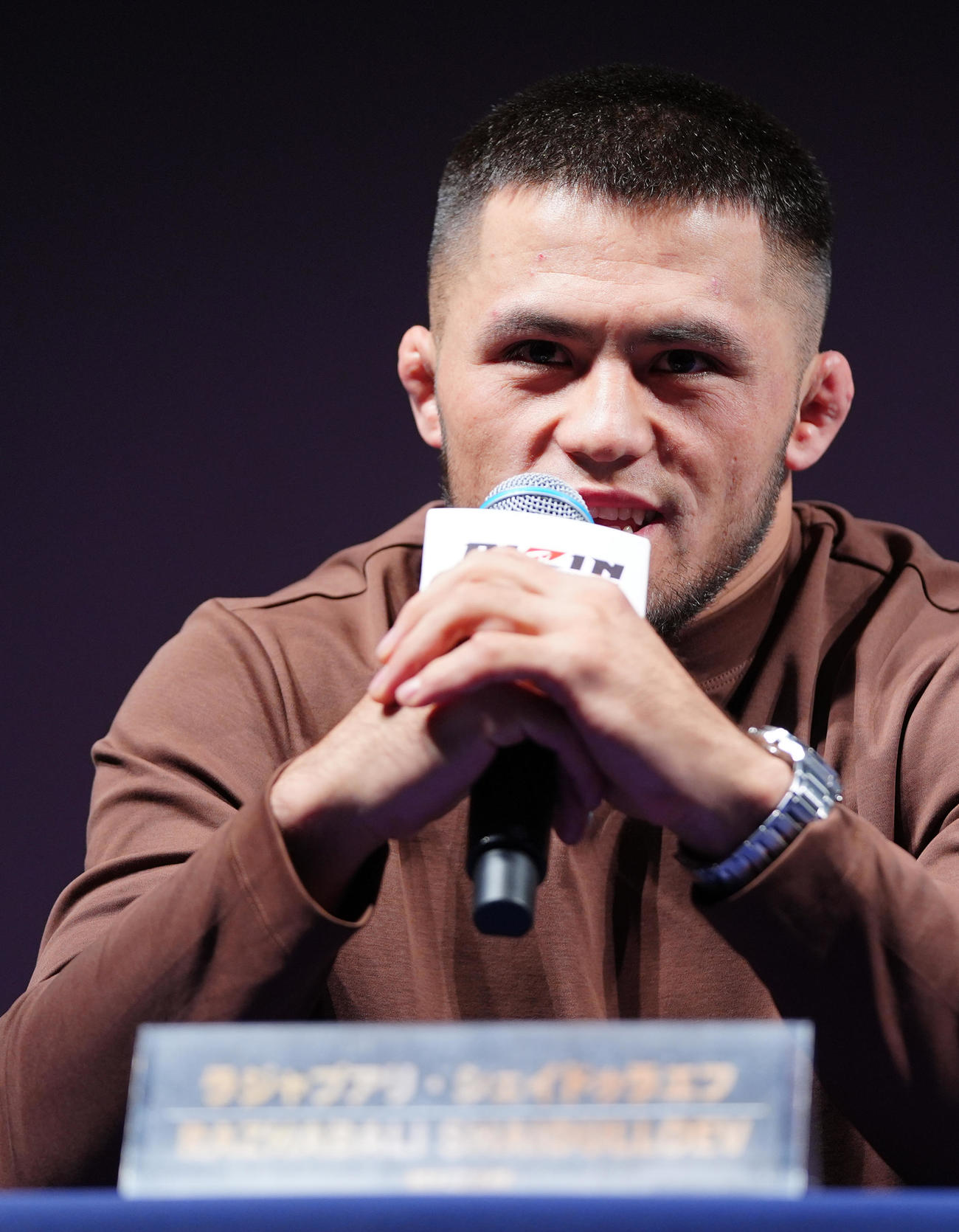 RIZIN「師走の超強者祭り」フェザー級タイトルマッチ調印式・公開練習で意気込みを語るシェイドゥラエフ（撮影・垰建太）