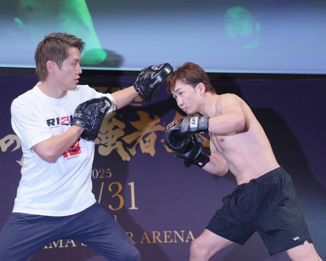 RIZIN「師走の超強者祭り」フェザー級タイトルマッチ調印式を前に公開練習に臨む朝倉未（右）（撮影・垰建太）