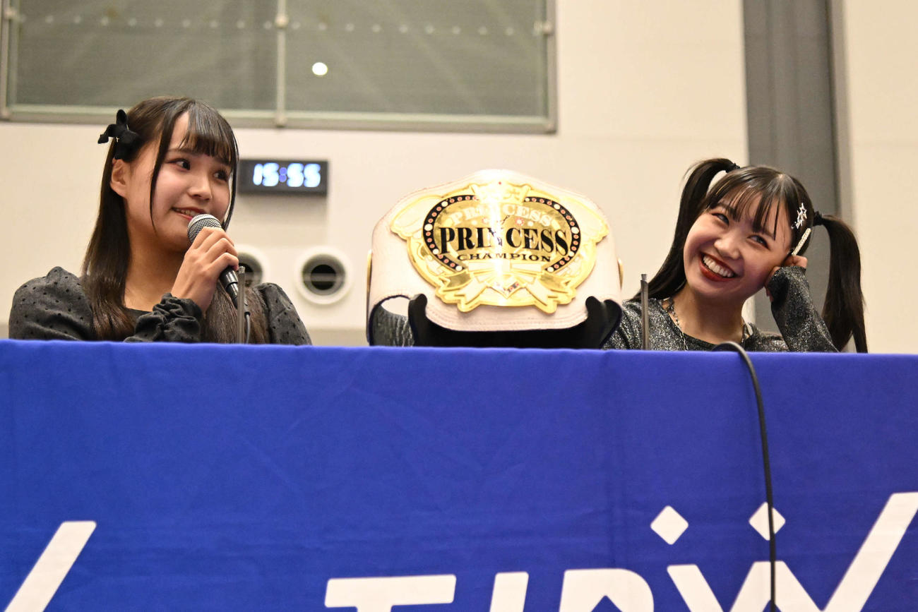 調印式に臨んだプリプリ王者の渡辺未詩（左）と挑戦者の鈴芽（C）東京女子プロレス