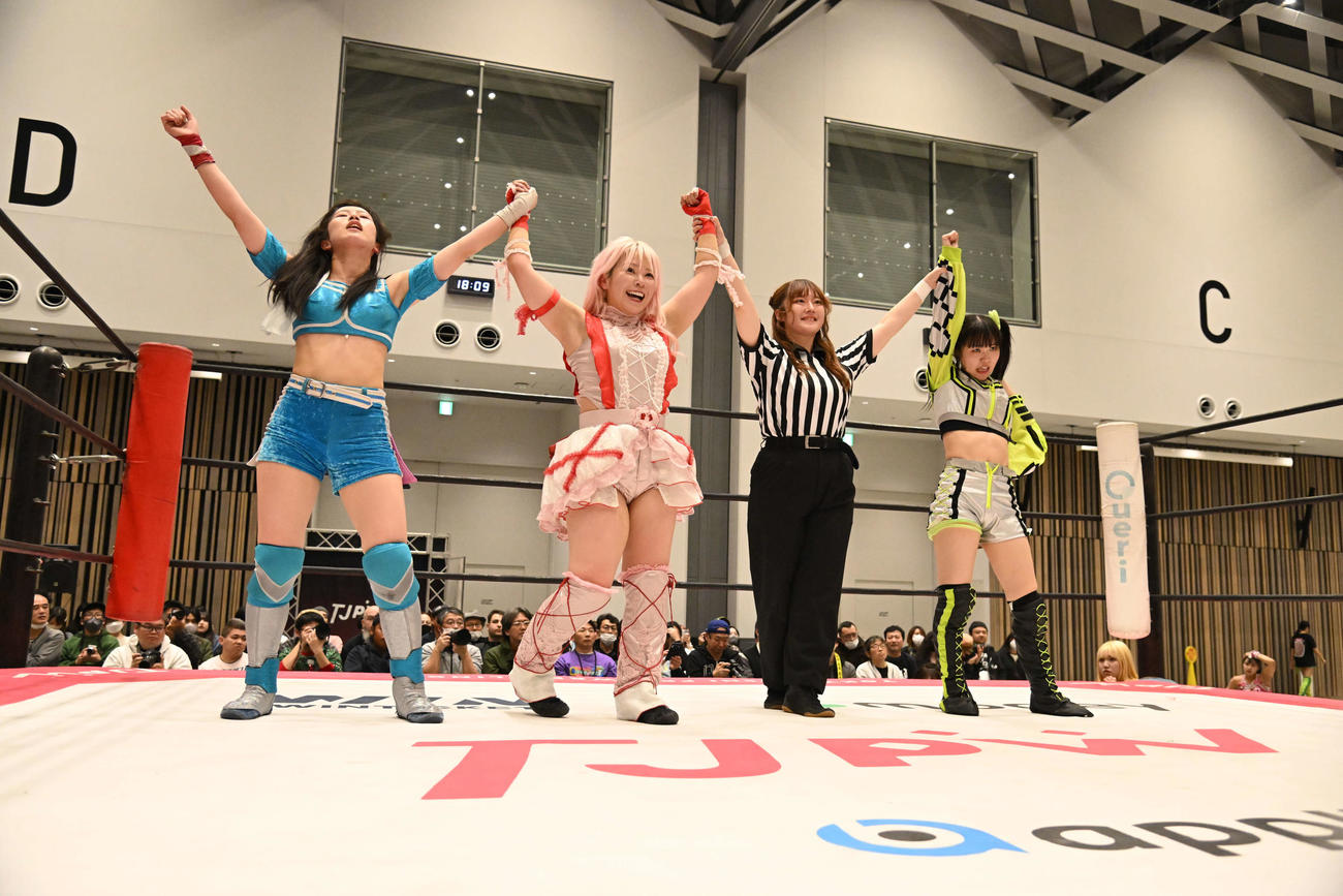 勝利した（左から）風城ハル、愛野ユキ、1人おいて鈴芽（C）東京女子プロレス