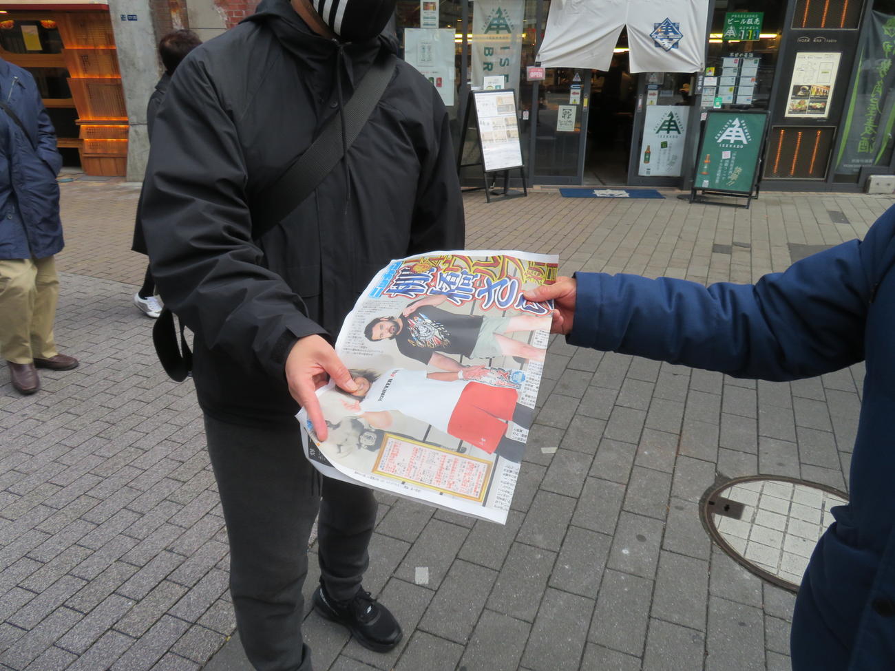 JR新橋駅前で新日本プロレス棚橋弘至引退の特別号外を配布