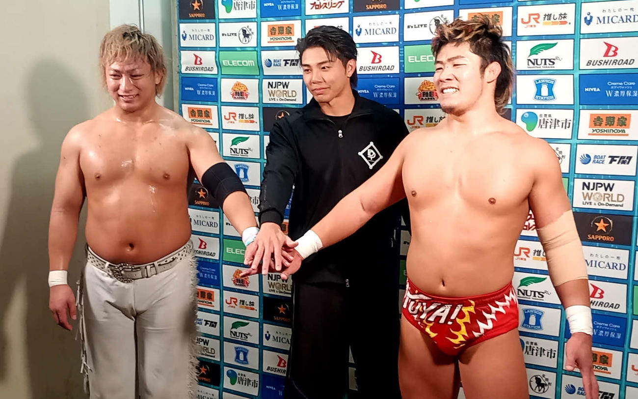 共闘のために手を組んだ（左から）海野翔太、武知海青、上村優也