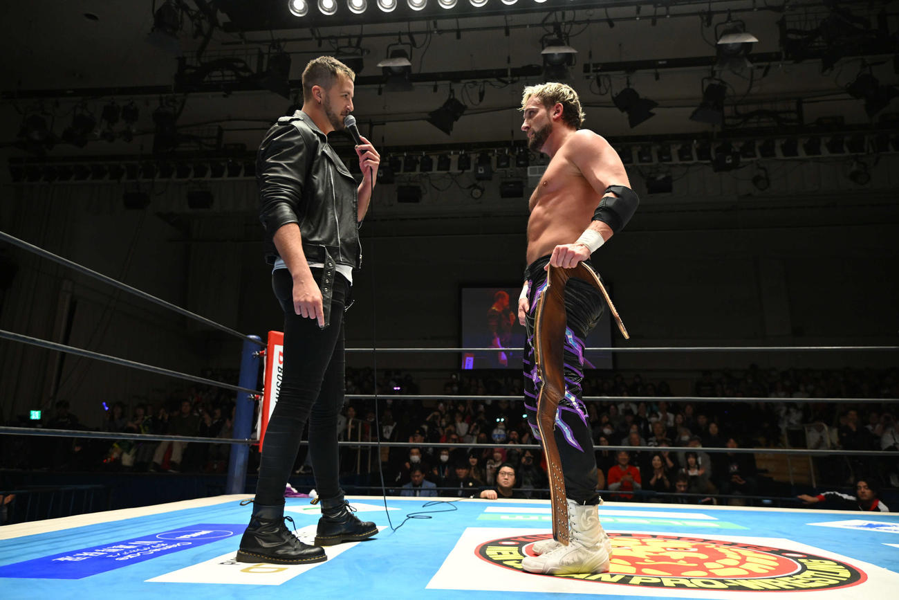 リングで対峙したクリス・ブルックス（左）とエル・ファンタズモ（C）新日本プロレス