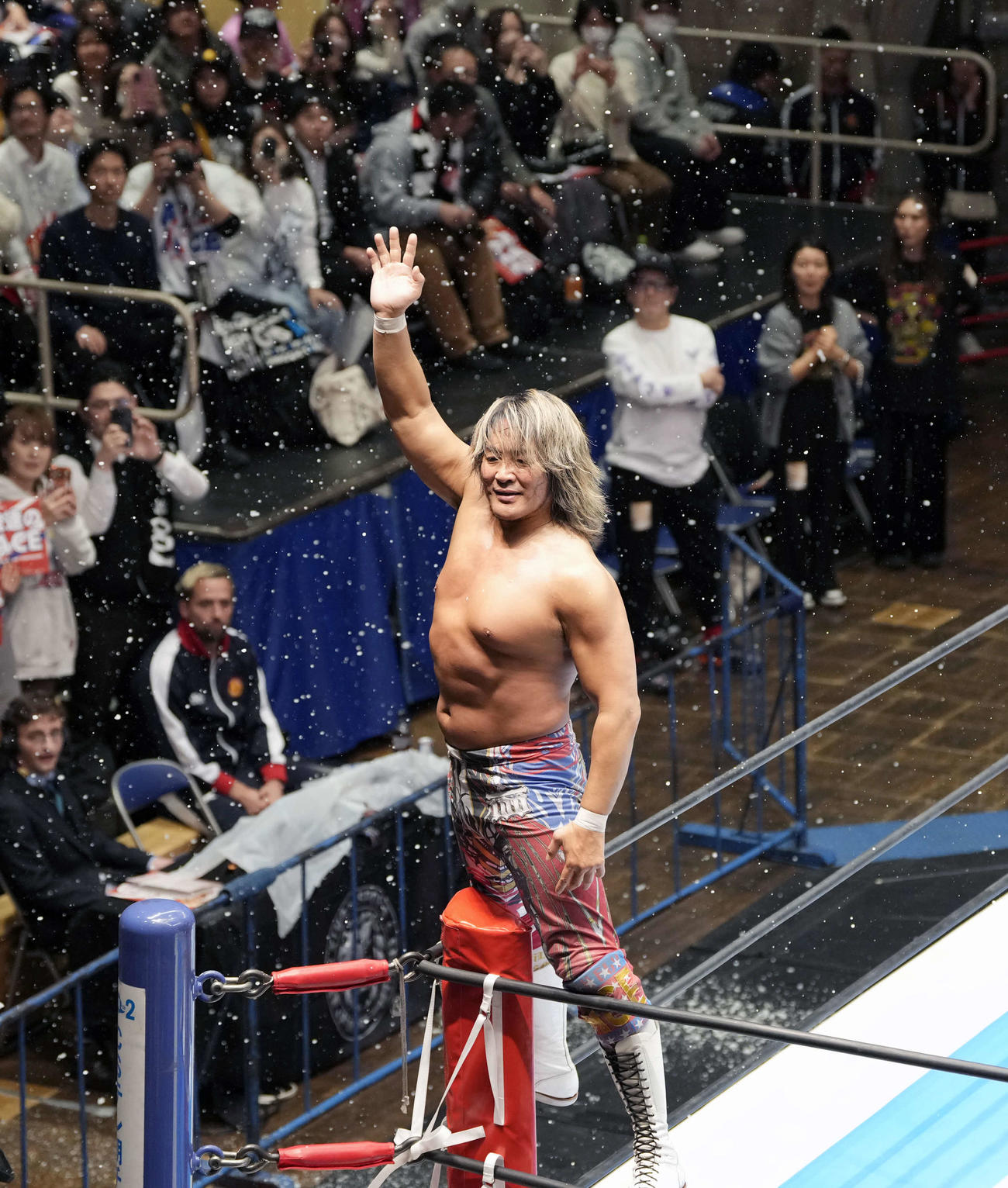 藤田に勝利し観客に手を振る棚橋（撮影・小島史椰）