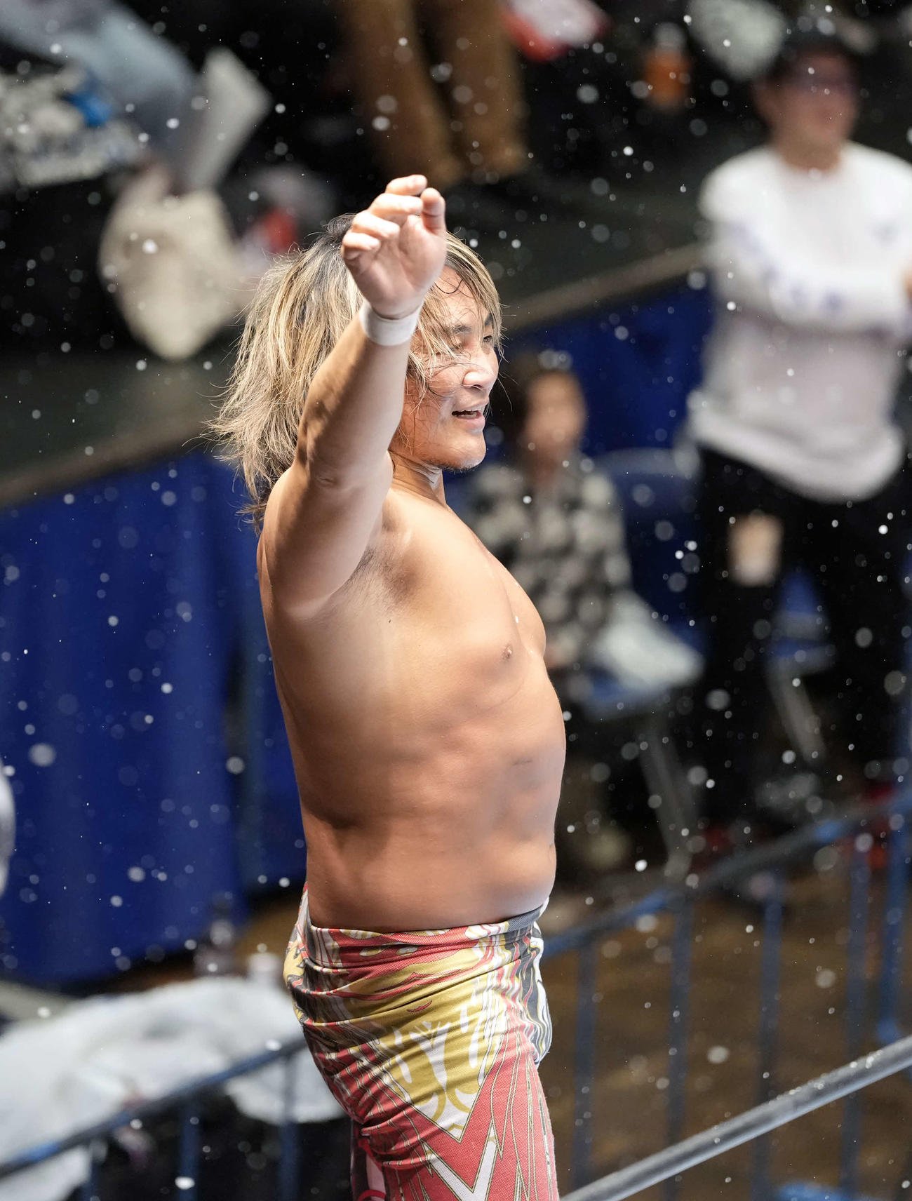 藤田に勝利し観客に手を振る棚橋（撮影・小島史椰）